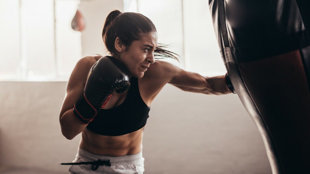 Co lepsze kickboxing czy muay thai? Odkryj swoją pasję do walki!